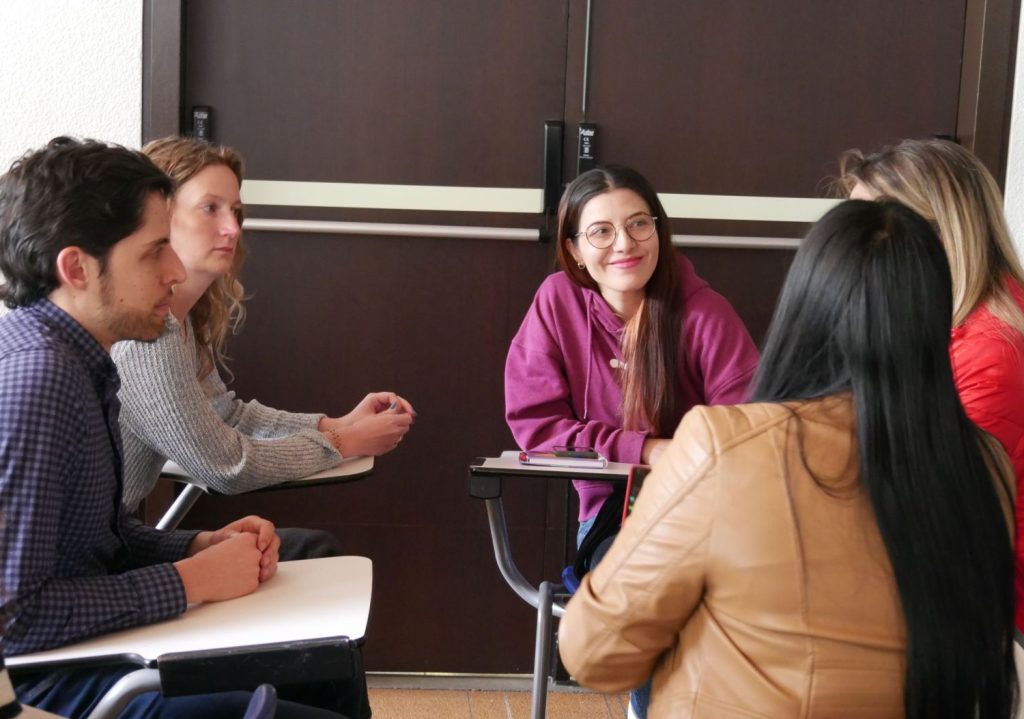 Grupo de personas participando en una conversación durante un curso libre