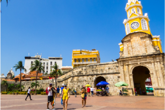 Torre del Reloj en Cartagena de Indias, Colombia, con turistas paseando en un día solead